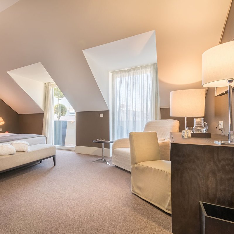 4_floor_room.jpg
