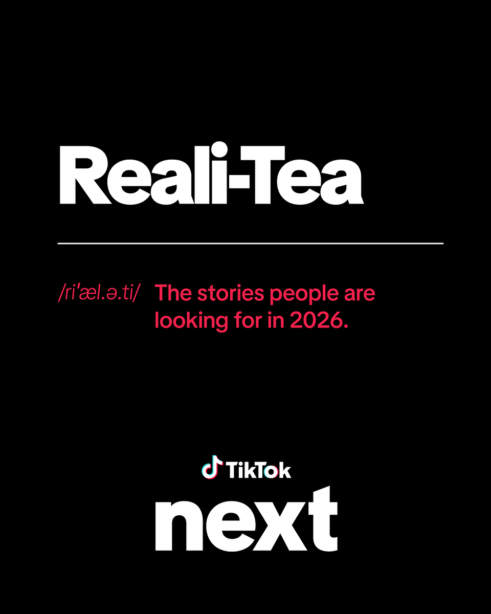 TikTok Next 2026: Prognoza trendów marketingowych na nadchodzący rok 21 stycznia 2026 TikTok opublikował szóstą edycję raportu TikTok Next, corocznej prognozy trendów, która wskazuje najważniejsze kierunki rozwoju marketingu na platformie w 2026 roku. Dokument powstał w oparciu o analizę zmieniających się zachowań i zainteresowań społeczności TikToka, z wykorzystaniem narzędzi analitycznych dostępnych również dla reklamodawców, takich jak TikTok One Insight Spotlight i TikTok Market Scope. Raport podkreśla, iż w nadchodzącym roku marki będą musiały dostosować swoje strategie do rosnących oczekiwań odbiorców, którzy coraz częściej poszukują autentyczności, kontekstu i emocjonalnej wartości w komunikacji. W 2026 roku zobaczymy realną zmianę w sposobie, w jaki ludzie funkcjonują online. Użytkownicy nie będą już tylko scrollować – wejdą w tryb odkrywania, podążając za swoją ciekawością i będą oczekiwać realnej wartości w zamian za poświęcony czas. Dla marek na TikToku oznacza to koniec ery biernej konsumpcji. Marketerzy będą musieli być blisko kulturowych momentów i aktywnie w nich uczestniczyć, jednocześnie pokazując jaką wartość wnoszą. Zwyciężą te marki, które połączą ludzką wrażliwość i insight z mądrze wykorzystywanymi narzędziami AI oraz bogatszymi danymi, tworząc treści, które są trafne, responsywne i naprawdę warte zaangażowania” Sofia Hernandez, Global Head of Business Marketing w TikToku Prognoza dzieli trendy na trzy główne obszary: 1. Reali-TEA (Prawdziwe historie) Autentyczność staje się kluczowa. Użytkownicy oczekują treści, które pokazują prawdziwe emocje i doświadczenia, a firmy coraz częściej angażują się w tworzenie społeczności opartych na zaufaniu. Marki, które pomagają odbiorcom wspólnie odnaleźć się w chaosie codzienności, zyskują prawdziwą lojalność. Przykładem jest kampania Pracuj.pl, która odczarowała stres związany z poszukiwaniem pracy, prezentując proces rekrutacji w lekkiej, humorystycznej formie. Teledysk z udziałem bohatera marki – bobra Bartka – wygenerował ponad 32 mln wyświetleń i 75 tys. interakcji, a wskaźnik ad recall był trzykrotnie wyższy od średniego benchmarku. Kampania została również nagrodzona w konkursie TikTok Ad Awards 2025. Takie treści bawią, skłaniają do refleksji i pokazują ludzką stronę marek. download.png Marketerzy powinni zostawić też przestrzeń na elastyczność w planowaniu treści, aby reagować na bieżące trendy i kulturowe momenty. Narzędzia takie jak TikTok One Insight Spotlight i TikTok Market Scope umożliwiają analizę nastrojów odbiorców w czasie rzeczywistym, co pozwala tworzyć treści odpowiadające na aktualne potrzeby społeczności. Curiosity Detours (Ścieżki ciekawości) Ciekawość staje się nową walutą. Użytkownicy coraz częściej korzystają z wyszukiwarki TikToka, aby znaleźć odpowiedzi, a przy okazji odkrywają nowe, inspirujące treści. Dwie na trzy osoby deklarują, iż podczas wyszukiwania trafiają na dodatkowe, przydatne informacje. Ścieżki odkrywania są różnorodne i często wykraczają poza standardowe kategorie, co daje markom szansę na dotarcie do nowych grup odbiorców. 1280X1280 (1).PNG Hiszpański Duracell (@duracellespanol) dzięki swojej kampanii na TikToku zyskał prawdziwych entuzjastów. Dzięki informacjom o tym, jak użytkownicy korzystają z wyszukiwarki na platformie, marka odkryła nieoczekiwane powiązanie między swoimi bateriami, a społecznością fanów K-popu, którzy używają ich do zasilania świecących lightsticków. To, co na początku było niszowym odkryciem, stało się istotną grupą odbiorców i jednym z priorytetów na 2026 rok. Nie chodzi więc o samo zwiększanie zasięgu, ale o obecność w miejscach, gdzie marka może realnie zaistnieć. Funkcja TikTok One Content Suite pozwala analizować organiczne wzmianki o marce i współpracować z twórcami, aby przekształcać autentyczne treści w kampanie płatne lub tworzyć kreacje dopasowane do języka odbiorców. Emotional ROI (Emocjonalny zwrot z inwestycji) Decyzje zakupowe stają się bardziej świadome, a emocjonalny zwrot z inwestycji jest dla konsumentów równie istotny, jak cena. 81% użytkowników TikToka twierdzi, iż platforma pozwala zobaczyć produkty w realnym użyciu. Od obserwowanych osób oraz marek oczekują więc nie tylko sprzedażowego komunikatu, ale kontekstu, który pomoże im podjąć świadomą decyzję. 1280X1280 (3).PNG Knorr (Unilever) znalazł sposób na dostarczenie takiej wartości, angażując społeczność TikToka w kampanii „Szama 24/7”. Zamiast tradycyjnych reklam marka stworzyła pierwsze w Polsce długie, nieskryptowane livestreamy, w których influencerzy i widzowie wspólnie kreowali treści w czasie rzeczywistym. Wykorzystując popularne trendy i naturalną ciekawość odbiorców, Knorr przekształcił zwykłe gotowanie w angażujące doświadczenie. Efekt? Ponad 5 milionów wyświetleń, 1,8 miliona interakcji i rekordowe zaangażowanie w kategorii FMCG. Marka pokazała, iż autentyczność i wspólne przeżycia są dziś kluczem do budowania relacji z klientem. Raport podkreśla, iż klienci definiują dziś „to, co niezbędne” nie przez cenę, ale przez zadowolenie, poczucie sensu i przynależności. Marki powinny pokazywać, iż oferują realną wartość w codziennym życiu, np. poprzez opłacalność użytkowania, korzyści emocjonalne czy budowanie więzi ze społecznością. Narzędzia takie jak Symphony Creative Studio umożliwiają łatwe dostosowanie jednej idei do różnych języków, formatów i stylów, co zwiększa efektywność komunikacji. TikTok Next 2026 pokazuje, iż nadchodzący rok będzie czasem większej autentyczności, świadomych decyzji zakupowych i rosnącej roli ciekawości w odkrywaniu treści. Marki, które potrafią reagować na zmieniające się potrzeby odbiorców, angażować się w kulturowe momenty i dostarczać realną wartość, zarówno emocjonalną, jak i praktyczną, zyskają przewagę konkurencyjną. Elastyczność, wykorzystanie danych w czasie rzeczywistym oraz tworzenie treści dopasowanych do języka społeczności staną się kluczowymi elementami skutecznej strategii marketingowej w 2026 roku. Metodologia TikTok Next Prognoza powstała przy wsparciu sztucznej inteligencji, ale jej fundamentem jest analiza danych i ludzka intuicja, odzwierciedlająca sposób, w jaki społeczność postrzega dzisiejszy świat. TikTok wykorzystał narzędzia analityczne, które identyfikują zachowania odbiorców, skuteczność treści i trendy rynkowe, łącząc dane z kampanii płatnych i organicznych, aby pokazać, jak użytkownicy odkrywają marki, rozmawiają o nich i dokonują zakupów na platformie. Pełna prognoza TikTok Next 2026 jest dostępna [tutaj].