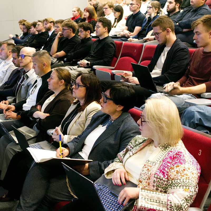 Zespół HRK ocenia prezentacje studentow.jpg