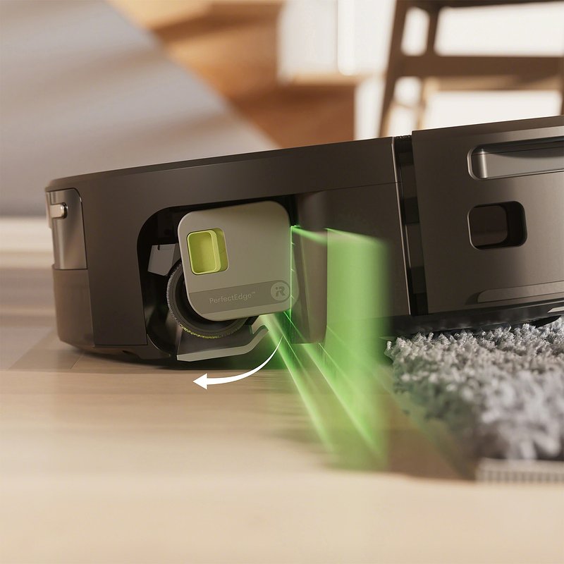 Roomba_Max_705_Combo_AutoWash_Black_Photo_InSitu_ExclusiveMopCover_4000x4000.jpg