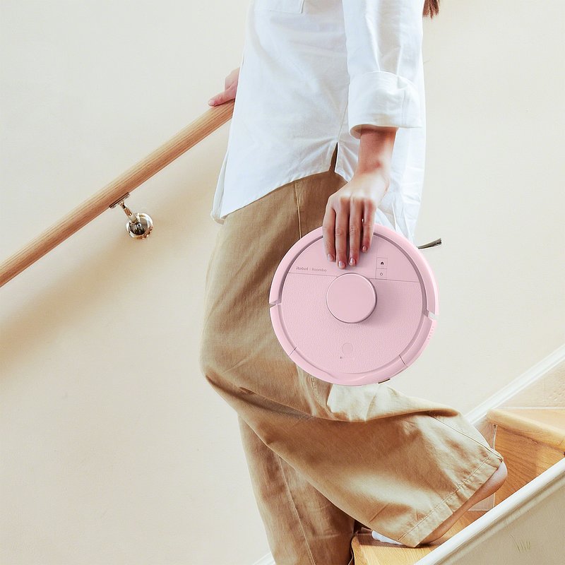 Roomba_Mini_Pink_Lifestyle_DTC_Lightweight_4000x4000.jpg