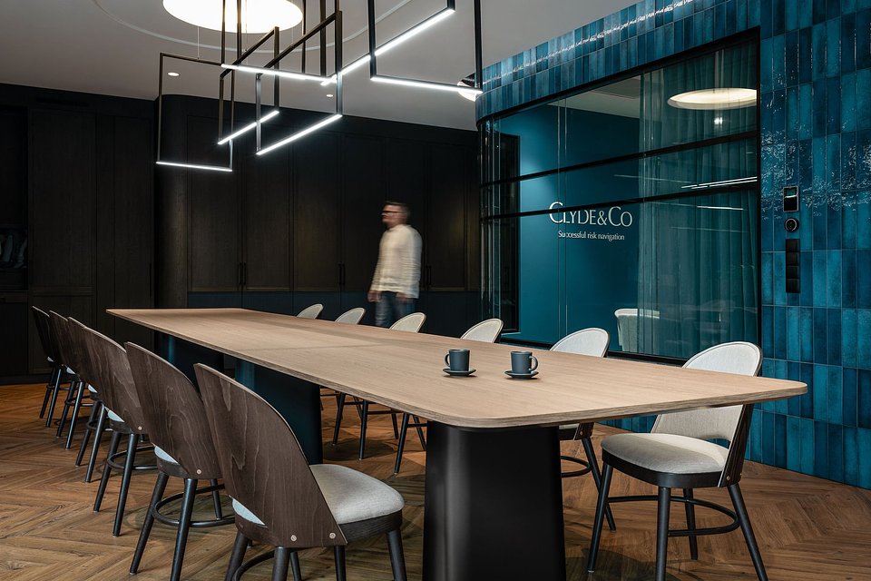 Fotomohito, Warszawskie biuro, Master Oak elegant black od Unilin Panels