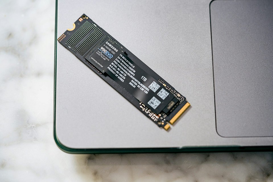 samsung-memory-Uo6ZI3G_BDs-unsplash.jpg