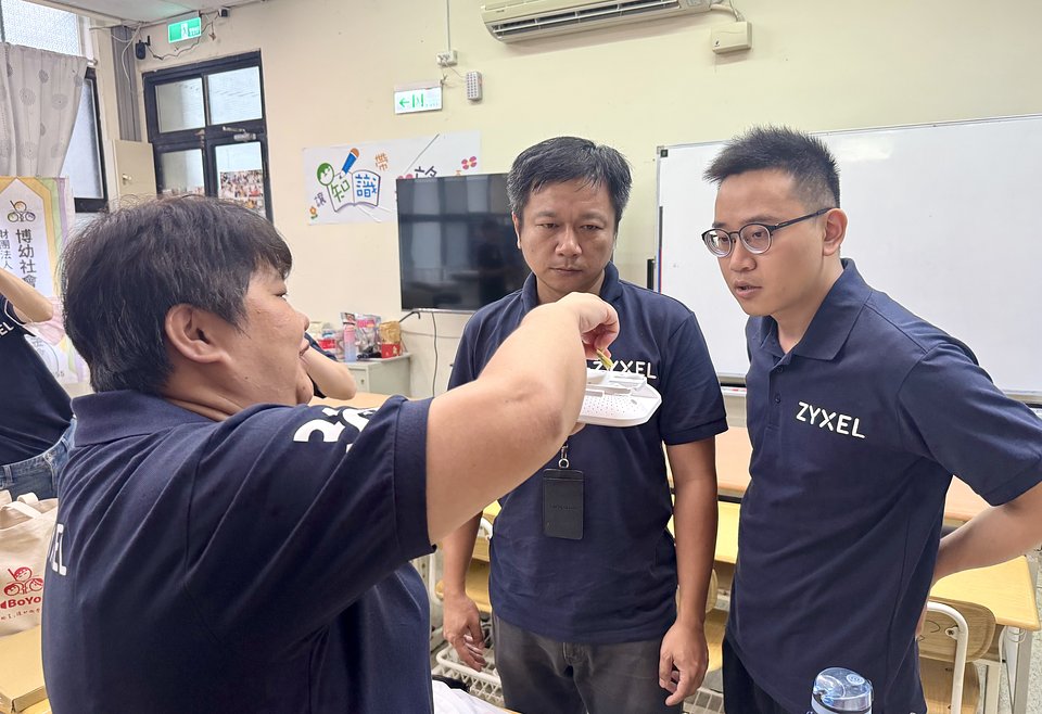 Zyxel Networks volunteers installing equipment in Boyo Social Welfare Foundation’s Jianshi branch