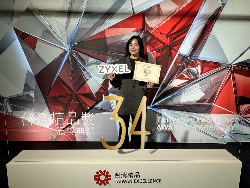 Avani Chen, Product Marketing Manager of Zyxel Networks received the award on behalf of the company.