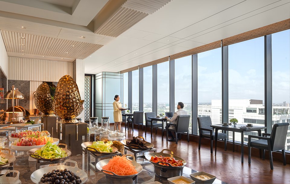 Amari Colombo Sri Lanka - Club Pahana - City View - Business Executive and Amari Host 2.jpg