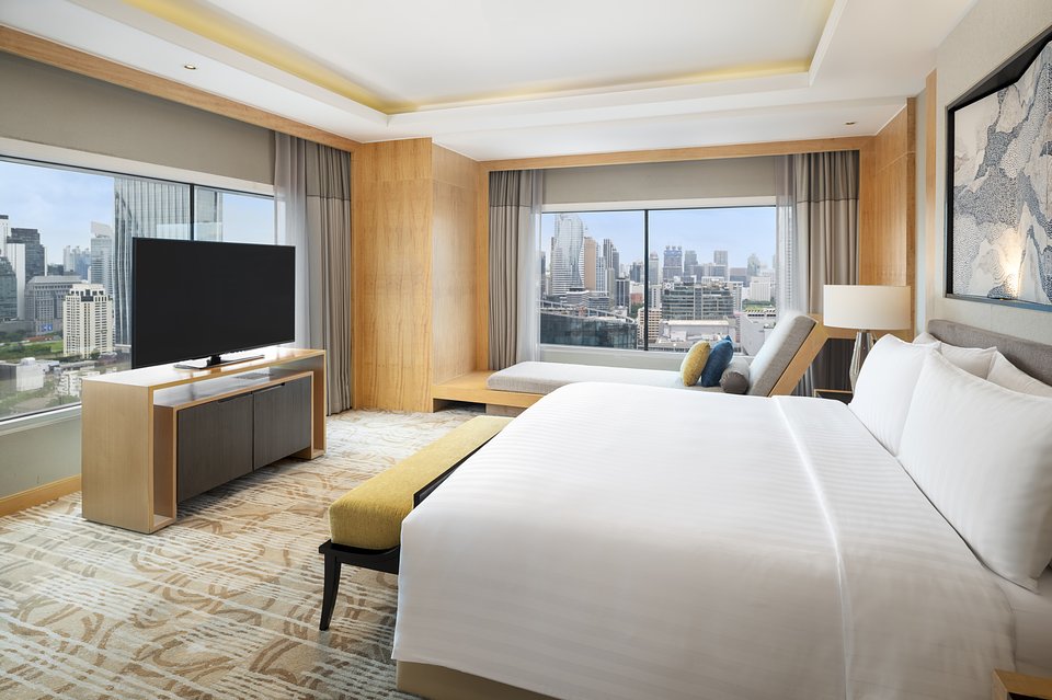 Amari Bangkok-Club One Bedroom Corner Suite-Spacious King Bed with Cityscape View.JPG.jpg