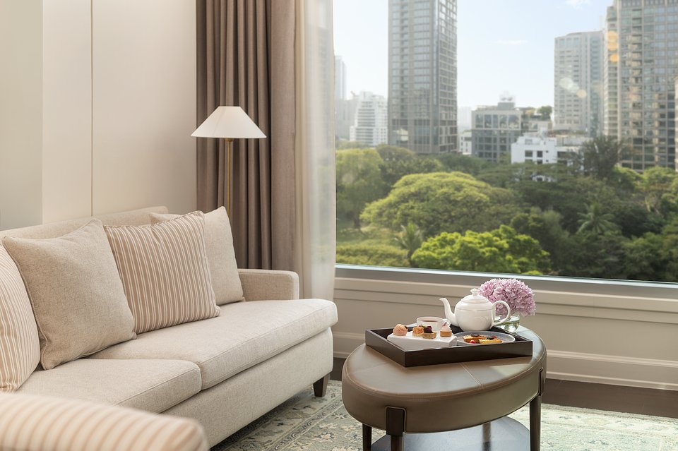 Oriental Residence Bangkok-One Bedroom Corner Prestige-Living room 4.JPG