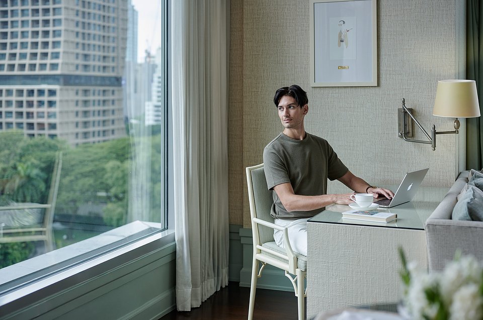 Oriental Residence Bangkok-Accommodation-One Bedroom Corner Suite-Lifestyle 2.jpg