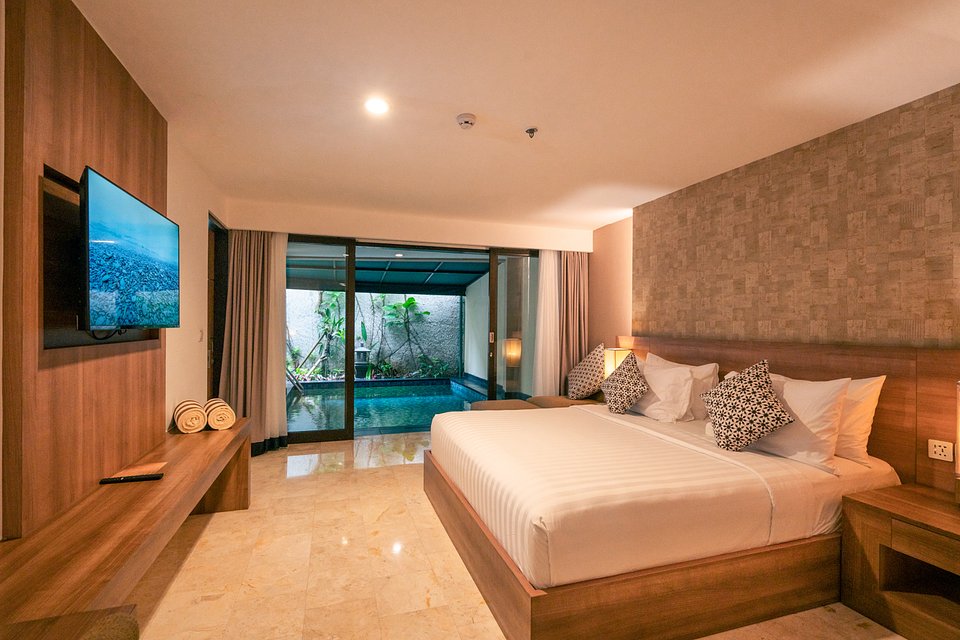 Cross Vibe Paasha Atelier Bali Kuta_Deluxe Pool Suite-10.jpg