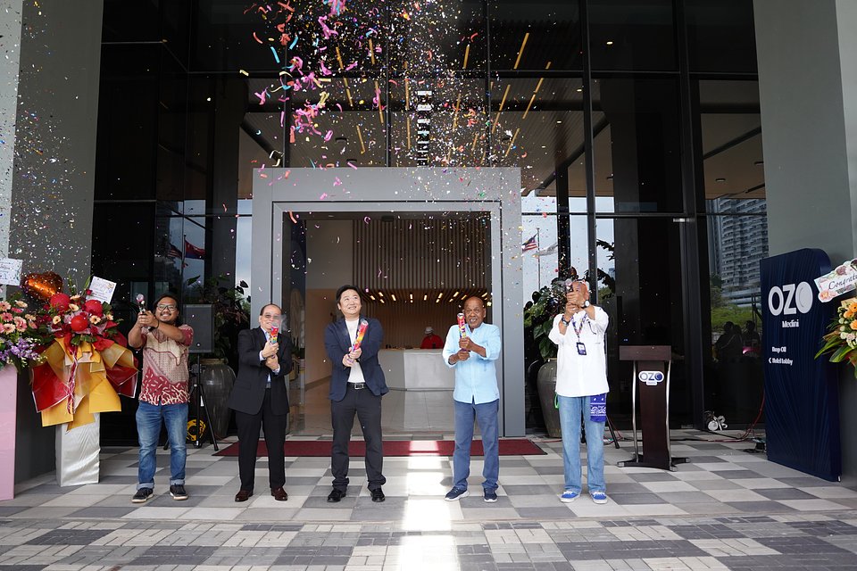 OZO Medini Malaysia - (l - r) Zaim Zarkasha Zamani, Dato' Azali Ismail, Managing Director Michael Cheng, Datuk Zamani, General Manager Murad Shariff[48].JPG