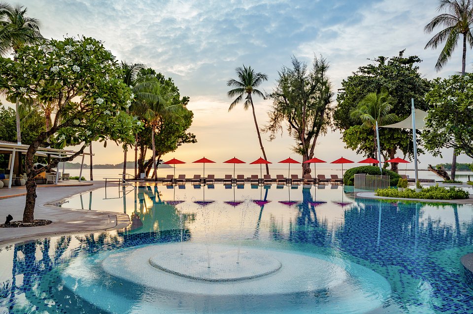 Amari Koh Samui_Beach Wing Pool_Sunrise.jpg