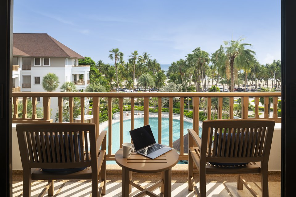 Amari Bangsaen-Deluxe Pool King with Balcony 2.JPG.jpg