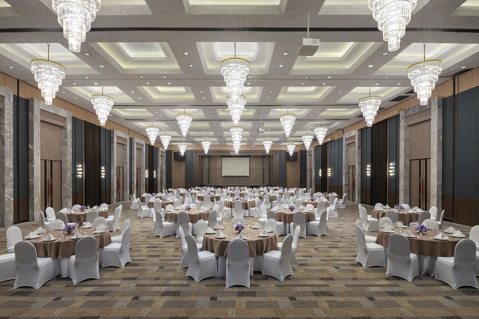 Amari Bangsaen-Pacific Grand Ballroom-Round Table Set Up 3.JPG.jpg