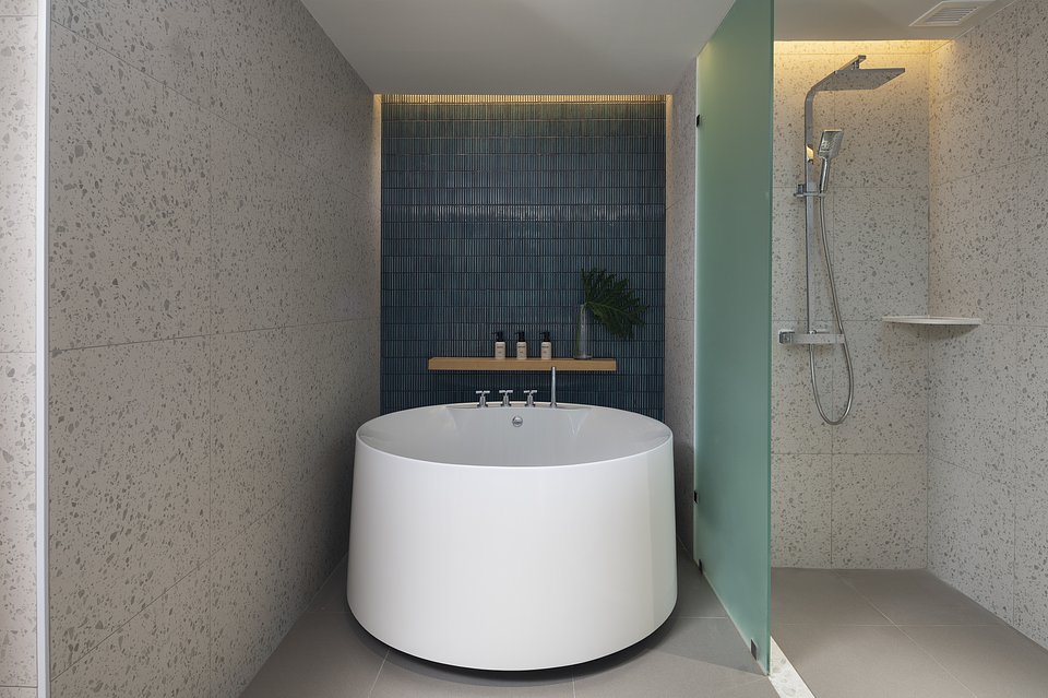 Amari The Tide Bangsaen-Bangsaen Suite-Bathtub and Shower Room.JPG.jpg