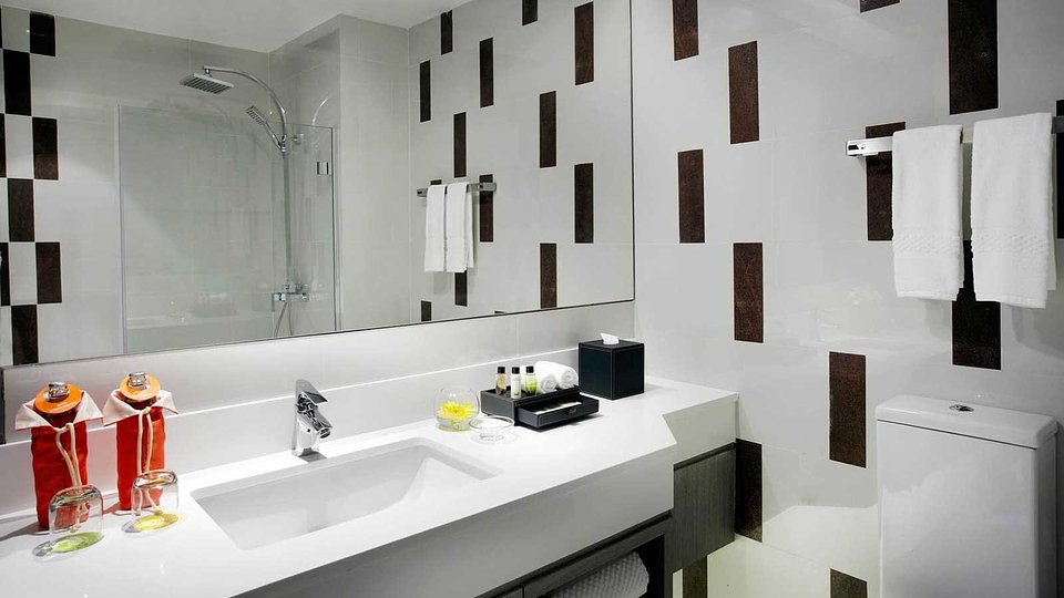 deluxe-room-bathroom.jpg