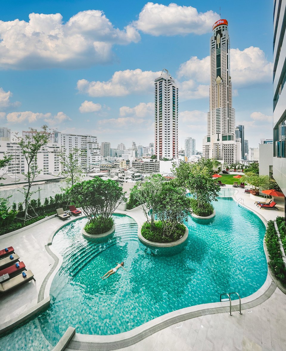 Amari Bangkok Swimming pool.jpg