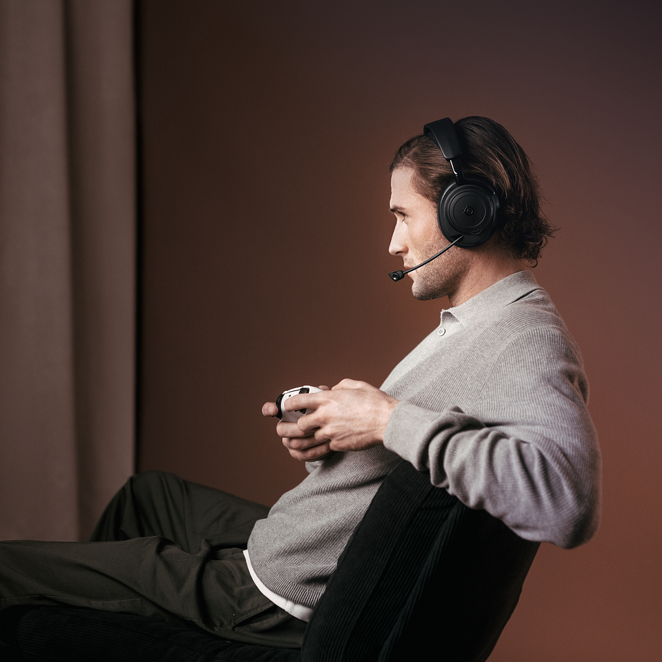 01 arctis_nova_elite_black_lifestyle_1.png