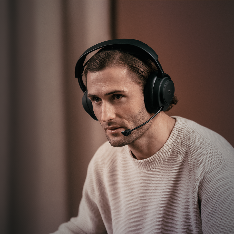 01 arctis_nova_elite_black_lifestyle_2.png