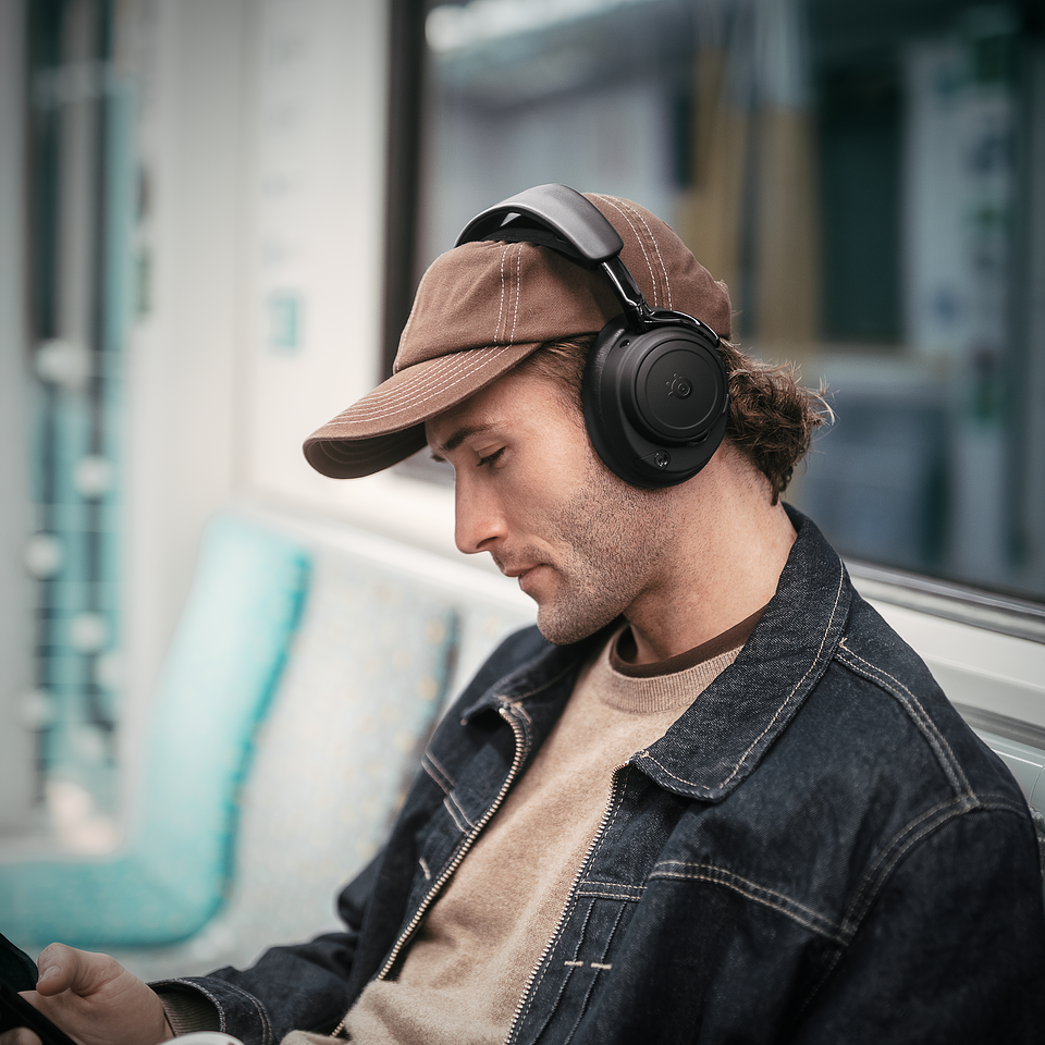01 arctis_nova_elite_black_lifestyle_5.png