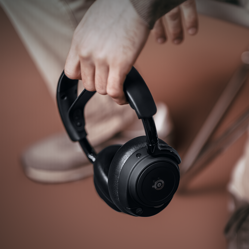 01 arctis_nova_elite_black_lifestyle_6.png