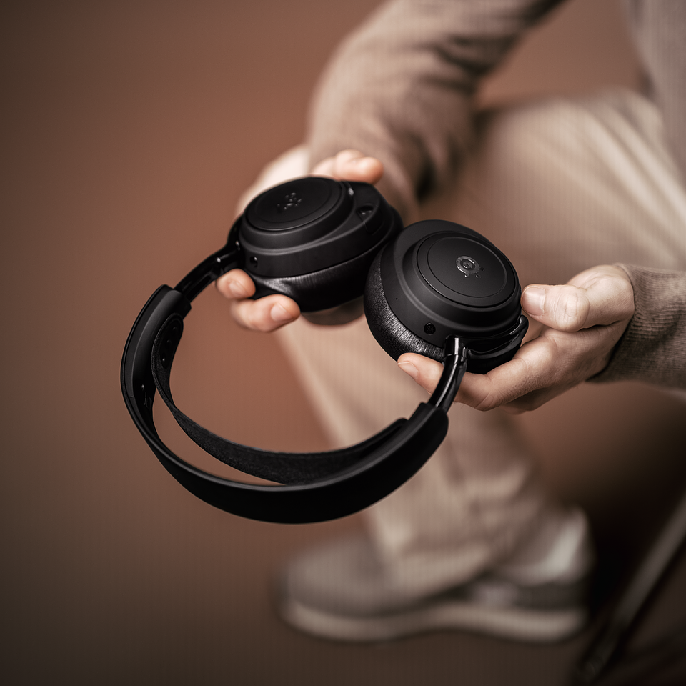 01 arctis_nova_elite_black_lifestyle_7.png