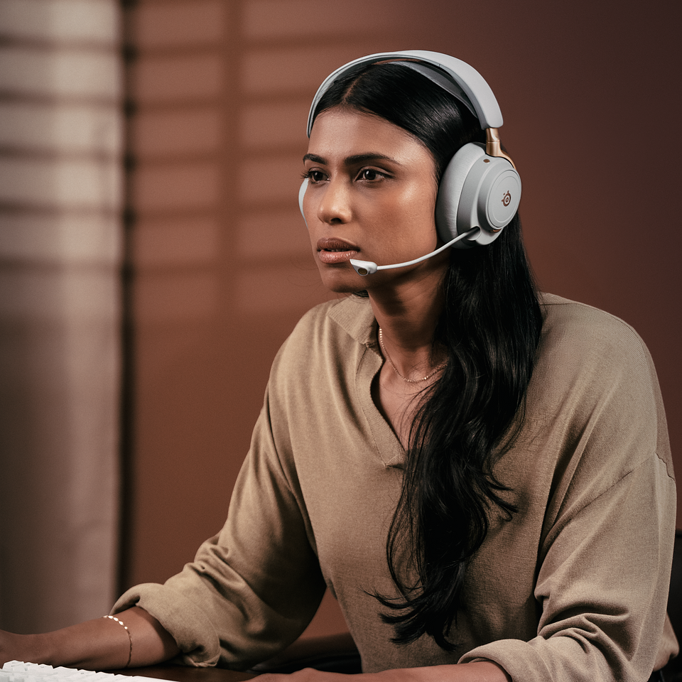 02 arctis_nova_elite_sage_gold_lifestyle_1.png