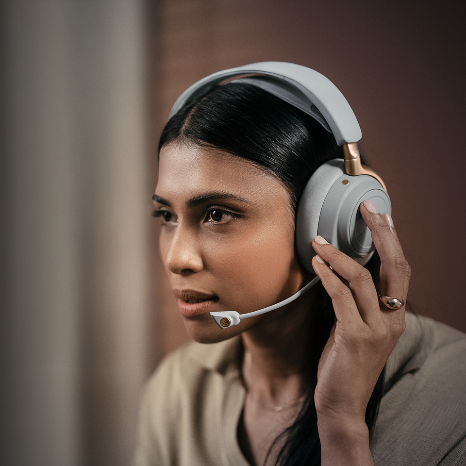 02 arctis_nova_elite_sage_gold_lifestyle_2.png