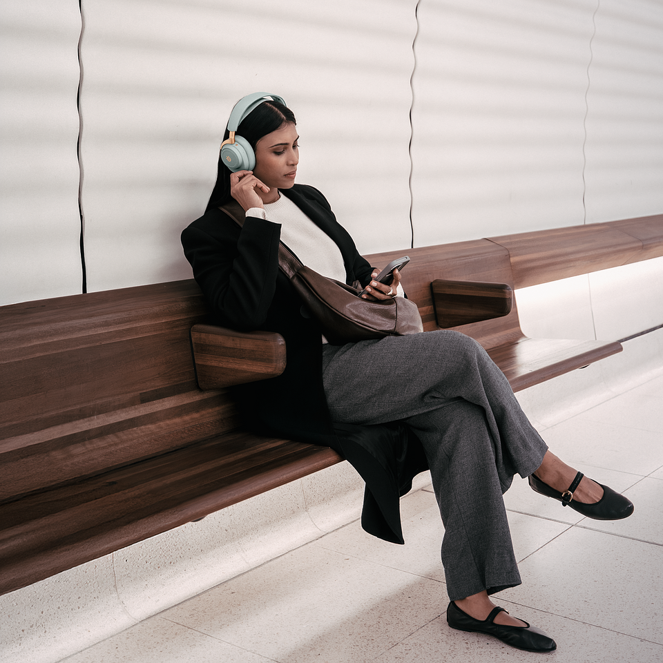 02 arctis_nova_elite_sage_gold_lifestyle_3.png