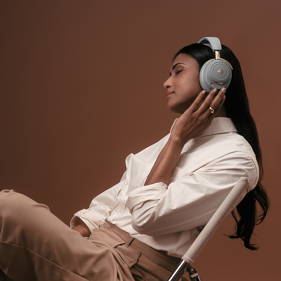 02 arctis_nova_elite_sage_gold_lifestyle_4.png