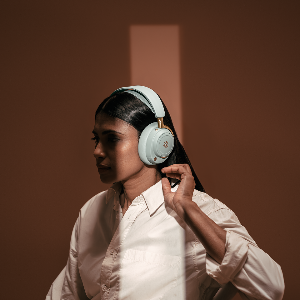 02 arctis_nova_elite_sage_gold_lifestyle_5.png