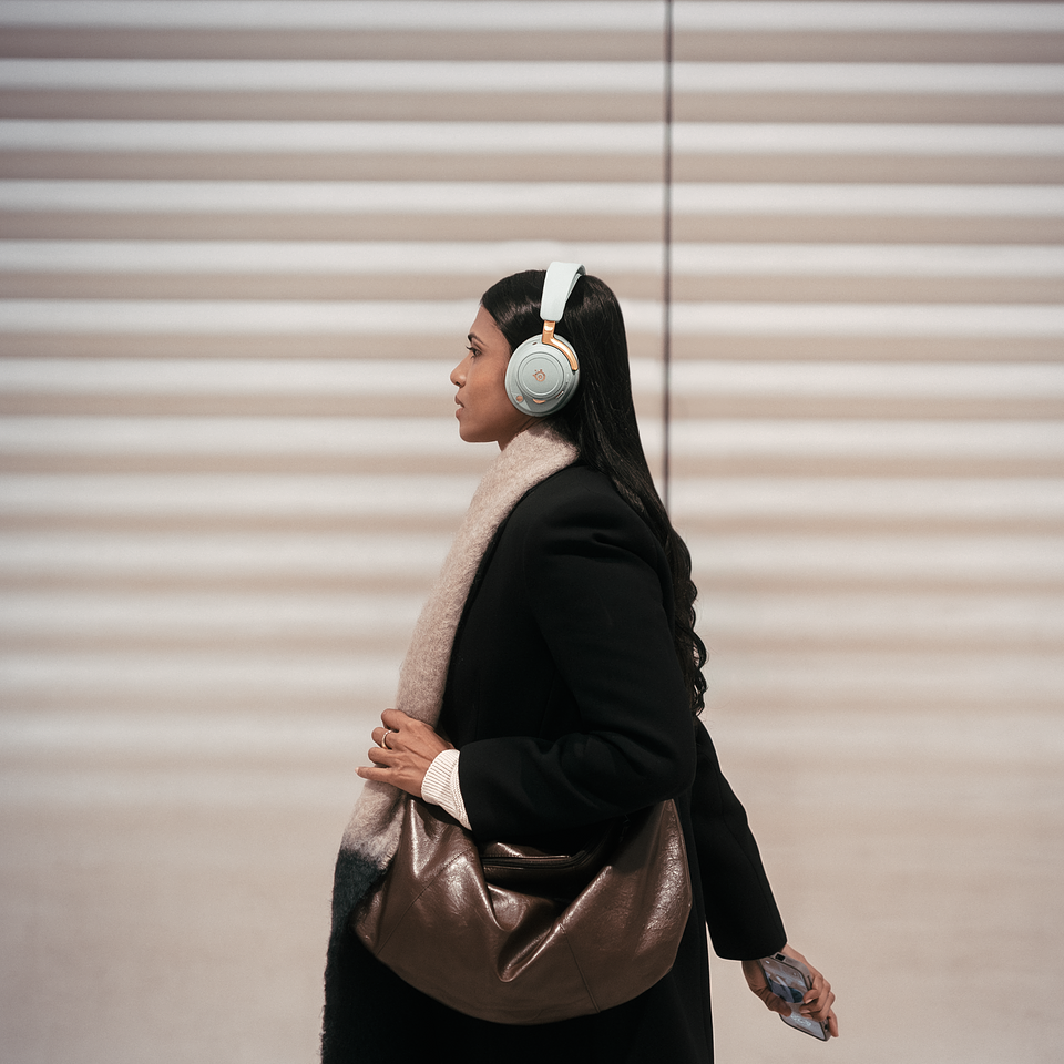 02 arctis_nova_elite_sage_gold_lifestyle_6.png