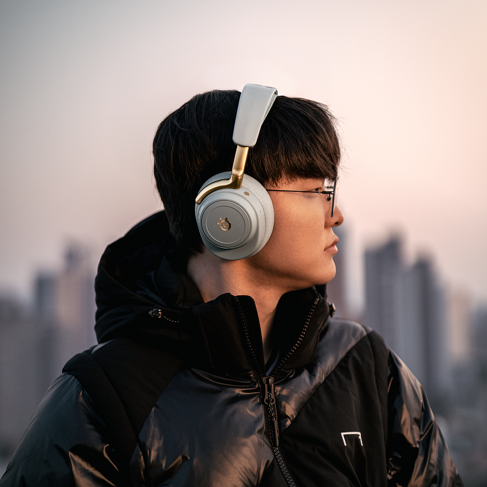 03 arctis_nova_elite_sage_gold_faker_1.png