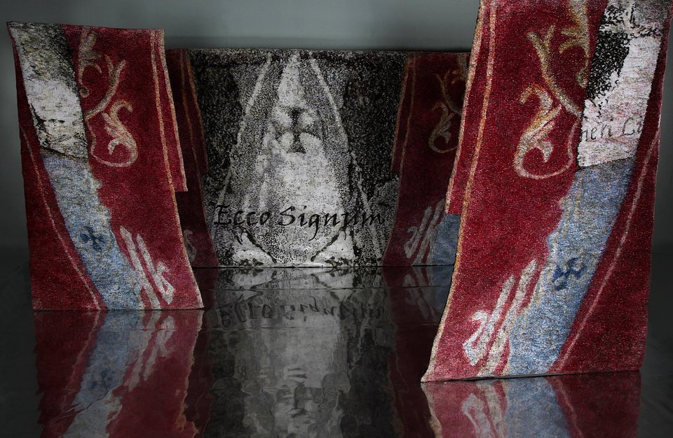 Andrzej Banachowicz, „Ecco Signum”, tkaninowa aranżacja przestrzenna (sizal / wełna / len /bawełna / wiskoza / folia aluminiowa), ok. 200 x 600 x 100 cm, 2012-2015 (fot. archiwum artysty)