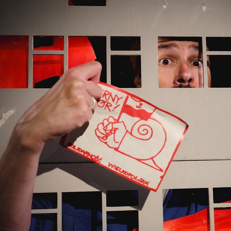 BIBUŁA_Piotr Pędziszewski Teatr Miniatura_3.jpg