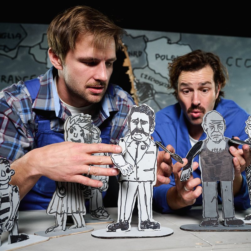 BIBUŁA_Piotr Pędziszewski Teatr Miniatura_4.jpg