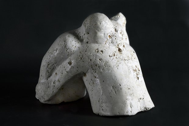 Jolanta Wołocznik, „Siła”, 2001, trawertyn, wym. 35 x 40 x 45 cm
