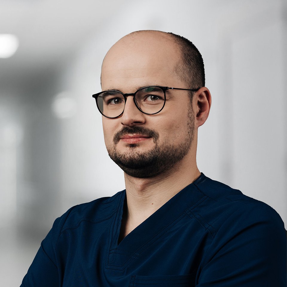 lek. Mateusz Janik, specjalista ortopedii i traumatologii narządu ruchu ze Szpitala Carolina i Optimum Grupy LUX MED