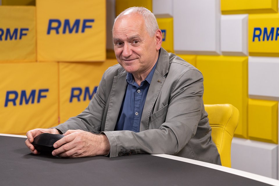 Kmdr por. rez. Maksymilian Dura, były szef Wydziału w Zarządzie Dowodzenia i Łączności Sztabu Marynarki Wojennej, a dziś redaktor portalu Defence24. Od września prowadzący program „Teren wojskowy” w Radiu RMF24.