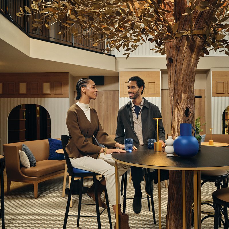 16_NOVOTEL_ICONO_2026_MEET_PEOPLE IN THE LOBBY_02.jpg