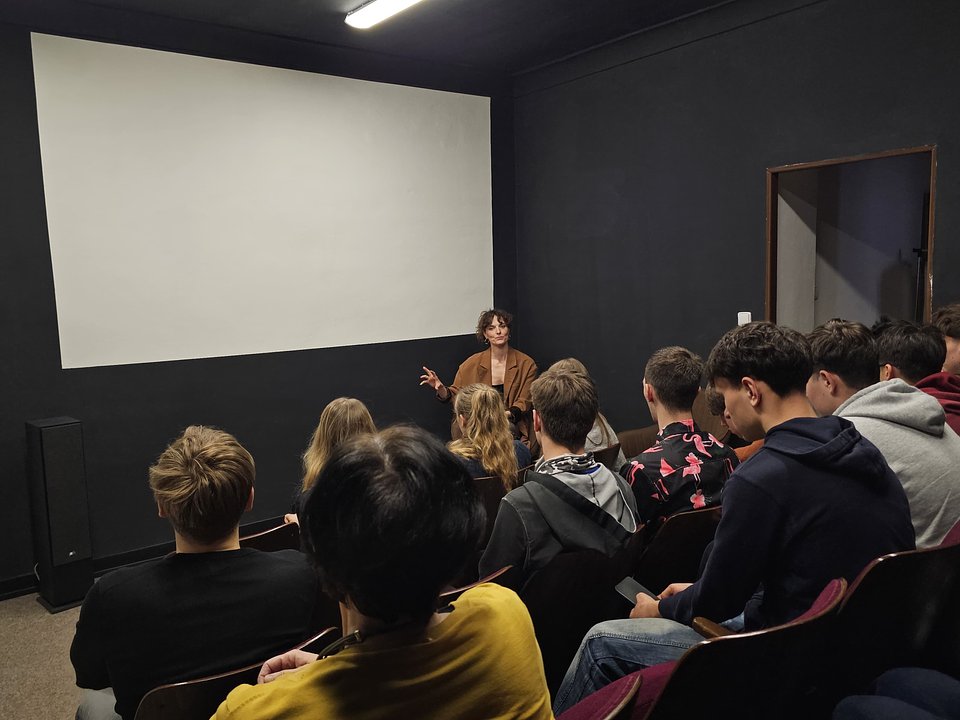 Edukatorka i koordynatorka projektu „Wspólnie przeciwko groomingowi”, Gabriela Plattner rozmawia z uczniami po seansie „Dyrygenta” (zdjęcie: Společně proti groomingu)