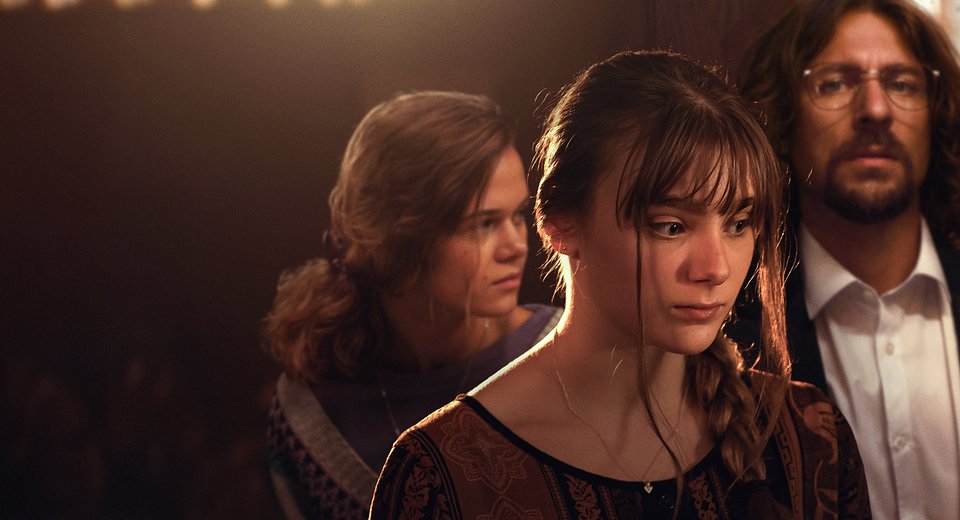 Od lewej: Maya Kintera (15-letnia Lucie), Kateřina Falbrová (13-letnia Karolína) oraz Juraj Loj (dyrygent chóru Vit Macha) w filmie „Dyrygent” w reżyserii Ondřeja Provazníka / © Endorfilm
