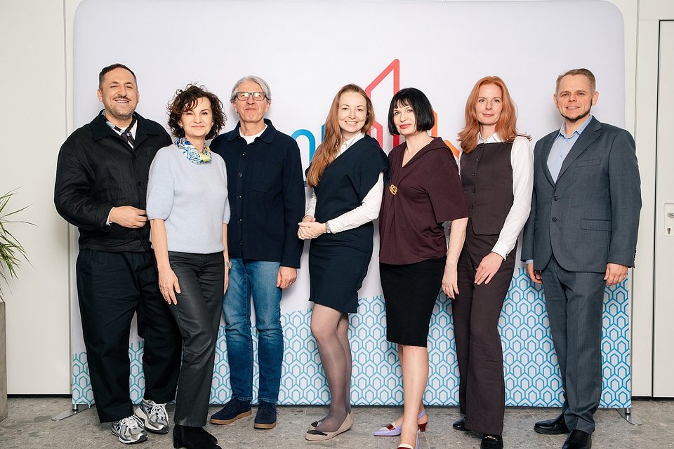 Od lewej: Marcin Szczelina, Dorota Bartosz, Piotr Wereski, Marta Sękulska-Wrońska, Ewa P. Porębska, Agnieszka Kalinowska-Sołtys, Michał Ciesielski.