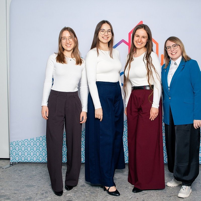 III miejsce – zespół Klaudia Bibrowska, Maja Kowalczuk, Maria Królak, promotorka dr inż. arch. Anna Berbesz-Wyrodek. (1).jpg