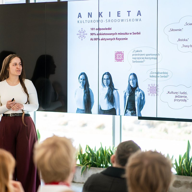 III miejsce – zespół Klaudia Bibrowska, Maja Kowalczuk, Maria Królak, promotorka dr inż. arch. Anna Berbesz-Wyrodek. (4).jpg