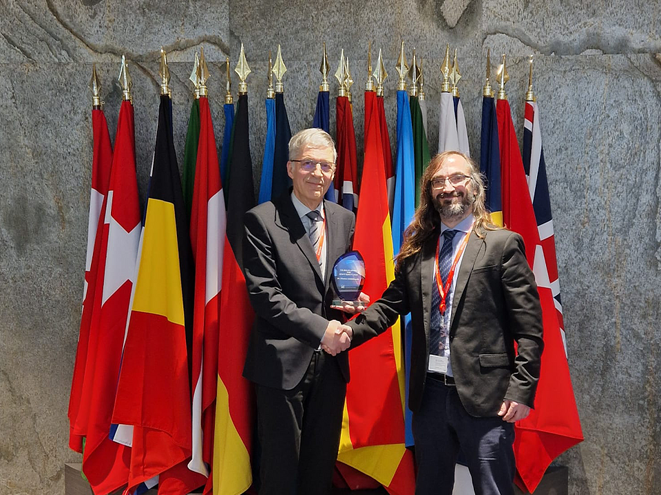 Prof. Dr. Thomas Schildknecht receiving the award in 2024