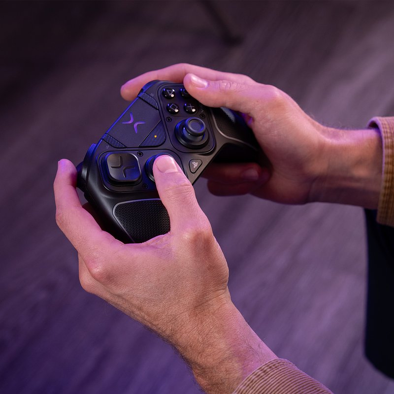 Victrix_PS_Pro_BFG_Reloaded_Black_Lifestyle 4.jpg