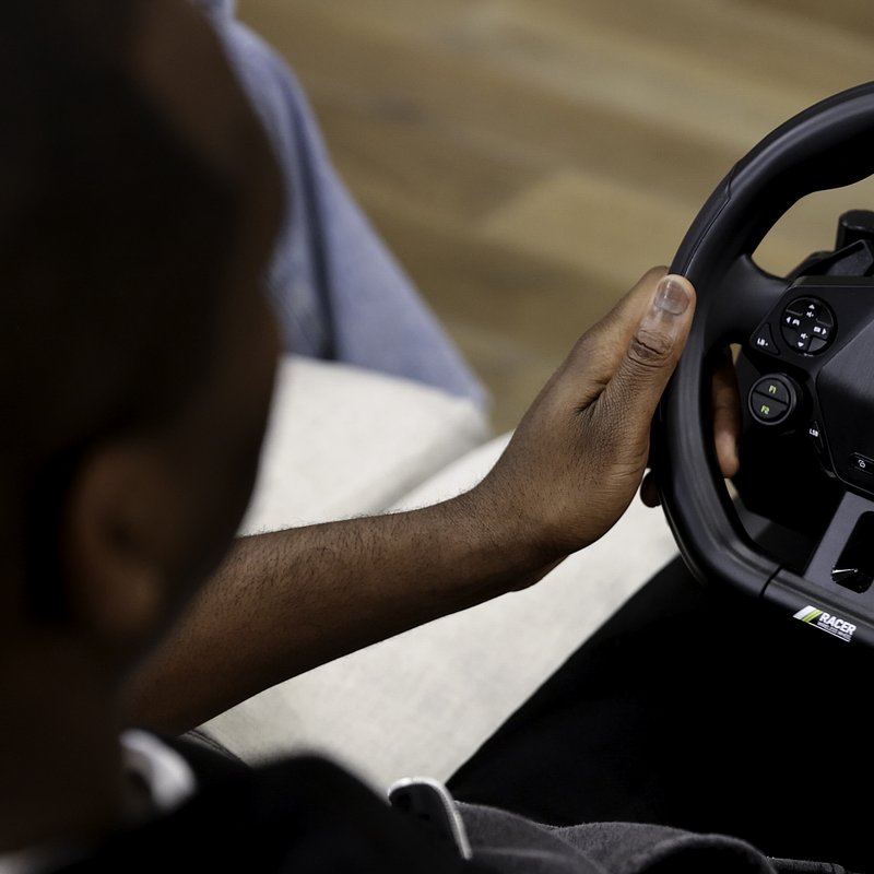 TB_Racer-Wireless-Wheel_Lifestyle 2.jpg