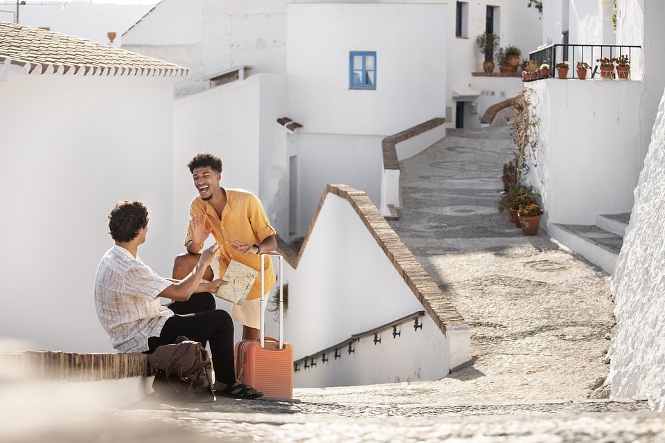 friends-traveling-discovering-new-places.jpg