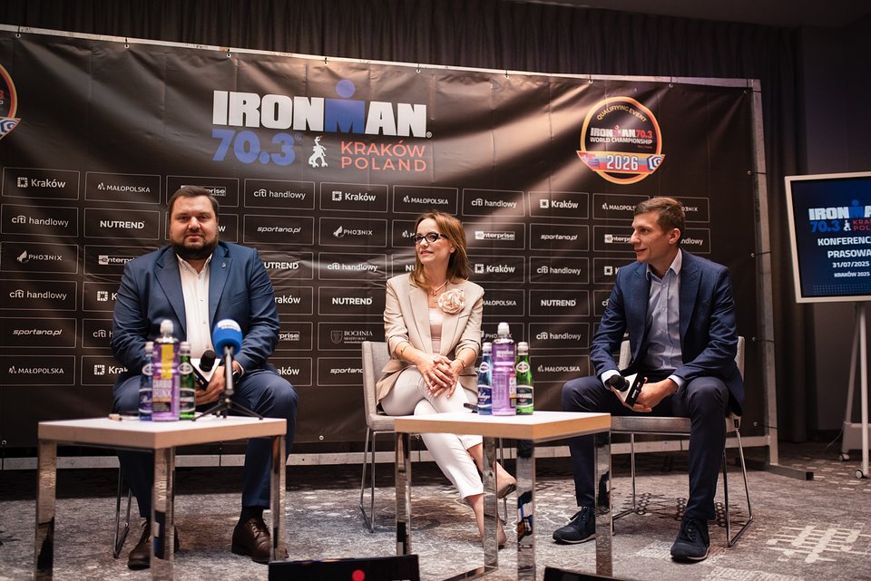 Od lewej: Łukasz Sęk – Zastępca Prezydenta Miasta Krakowa, Magdalena Łacna – Burmistrz Bochni, Michał Główka – zastępca dyrektora Departamentu Sportu i Upowszechniania Kultury Fizycznej Urzędu Marszałkowskiego Województwa Małopolskiego / Fot. Agnieszka Torba